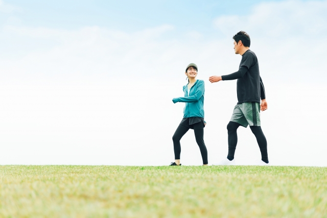 天気のいい日に男女がフォーキングしている図