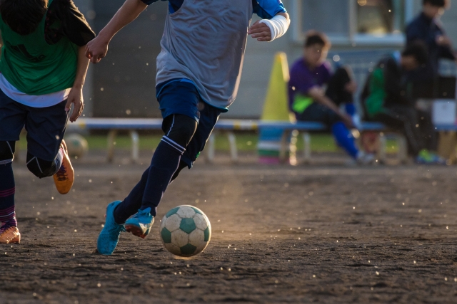 サッカーをする学生